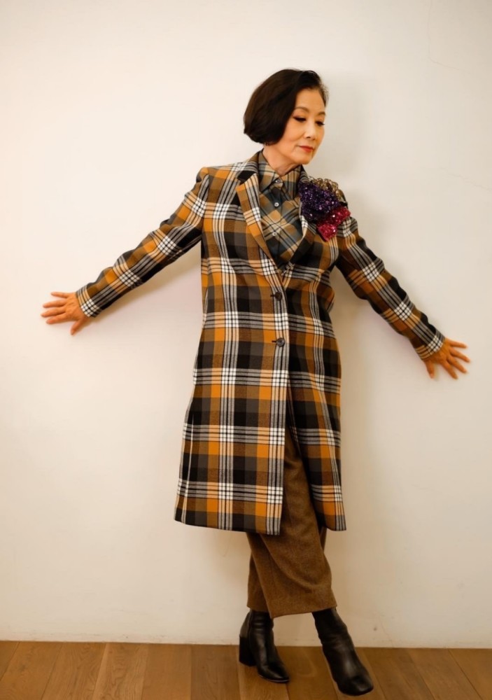 格纹元素层次十足的叠穿法则更能够感受到时尚的美好,白色衬衫外搭