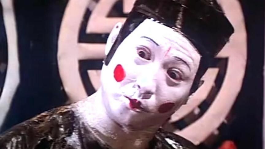 尤其是白凯南变装的福娃年娃形象,总能让我联想到恐怖电影里的纸人.