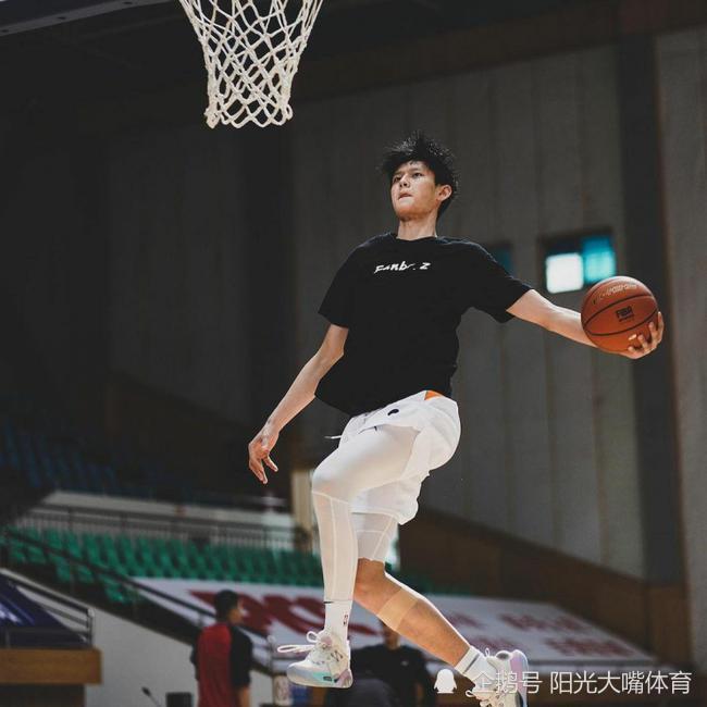 nba 什么因素促使曾凡博突然改变计划进军职业