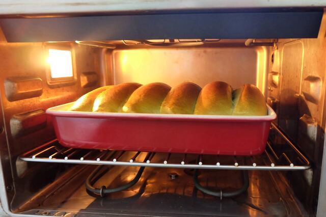 面包烘烤结束,又长高了很多, 烤好以后要及时取出,不可长时间放在烤箱