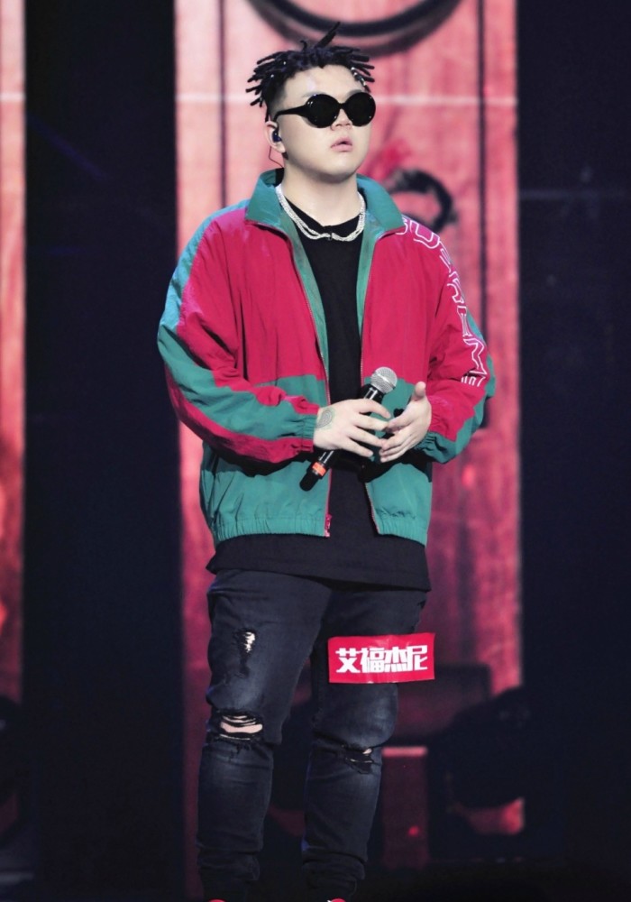 他虽然体型较胖,但是在舞台上非常灵活,有着丰富的经验,曾在说唱节目