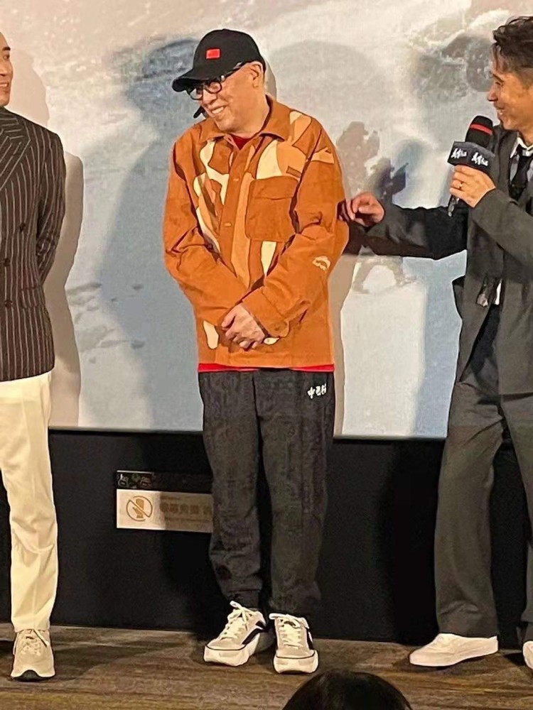 71岁张艺谋太新潮了穿安踏出席发布会倪大红全身李宁更抢风头