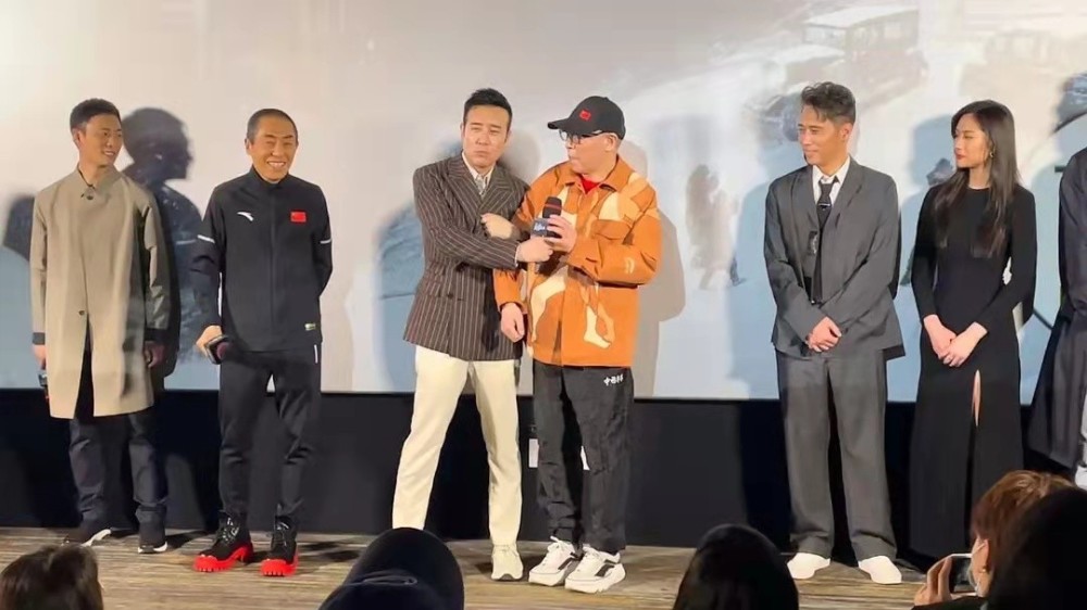 71岁张艺谋太新潮了穿安踏出席发布会倪大红全身李宁更抢风头