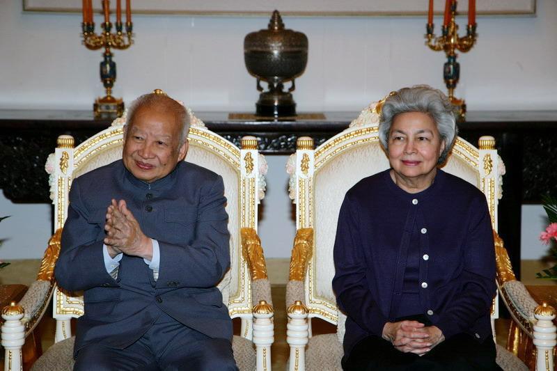 施里玛达给西哈努克送礼物西哈努克拒收最后施里玛达被枪毙了