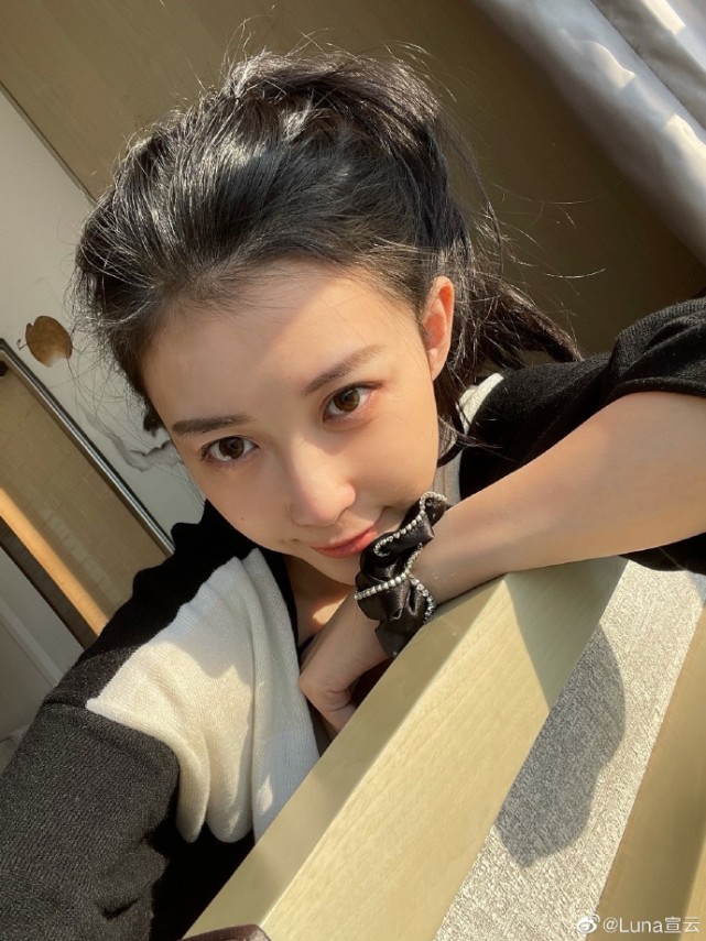 潘玮柏携娇妻吃饭被偶遇luna皮肤超好满眼都是老公超甜