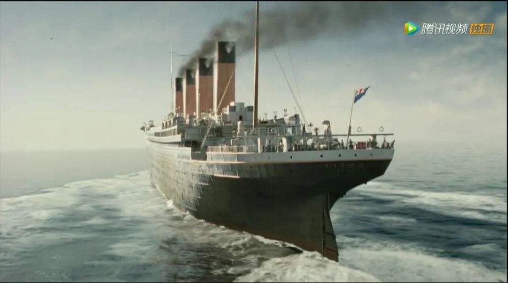 他手上的那张照片,就是泰坦尼克号的照片.