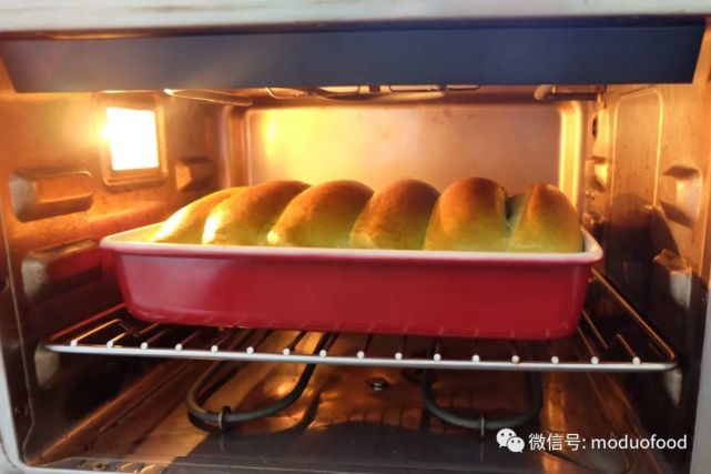 面包烘烤结束,又长高了很多, 烤好以后要及时取出,不可长时间放在烤箱