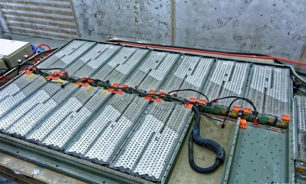 比亚迪刀片电池对比特斯拉三元锂电池:差距无法接受