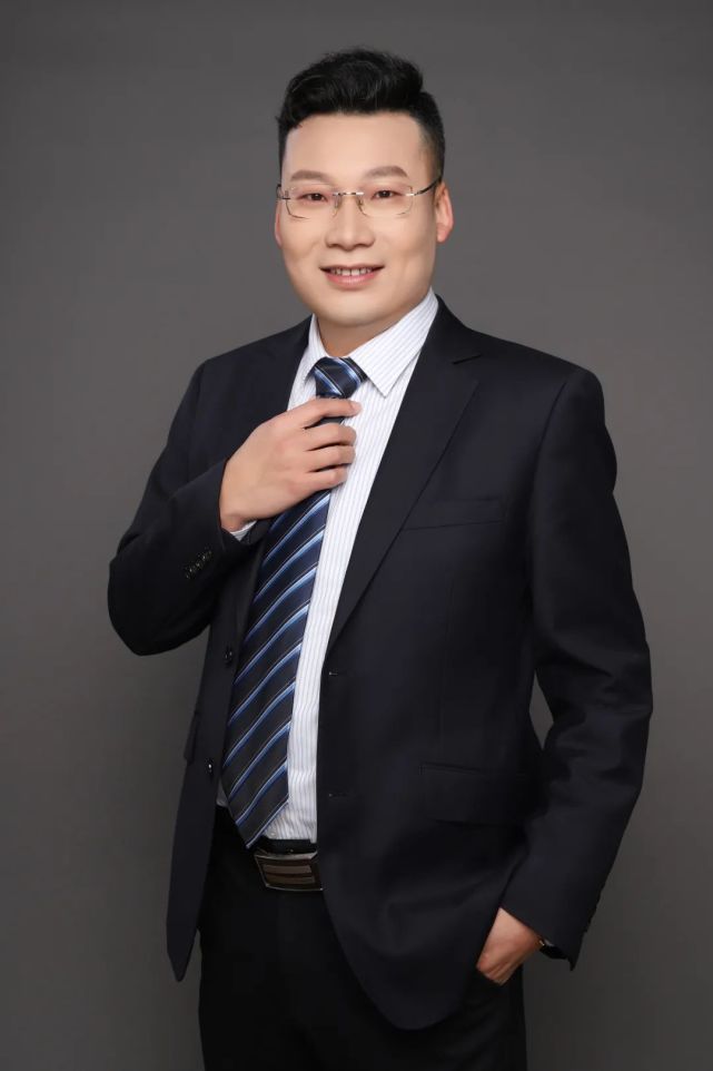 李青山本次大赛组委会网罗全市相关专业资深专家来担任决赛的专业评委