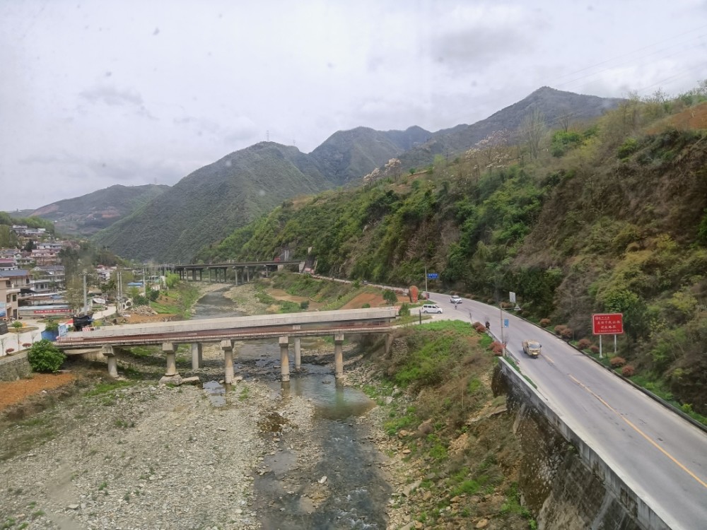 211国道是贯通于宁夏,甘肃,陕西,重庆,贵州和广西6省份的一条国道