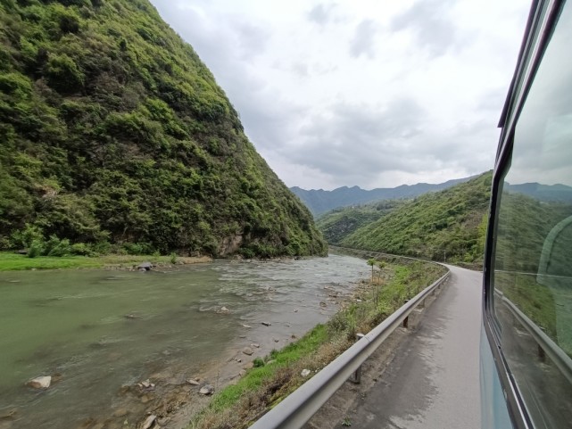 这便是 211国道秦岭段.