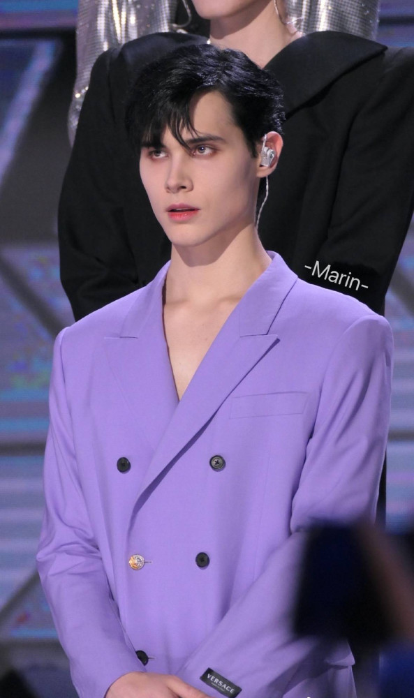 解放了利路修下班啦发文感谢粉丝还配上表情包引发热议