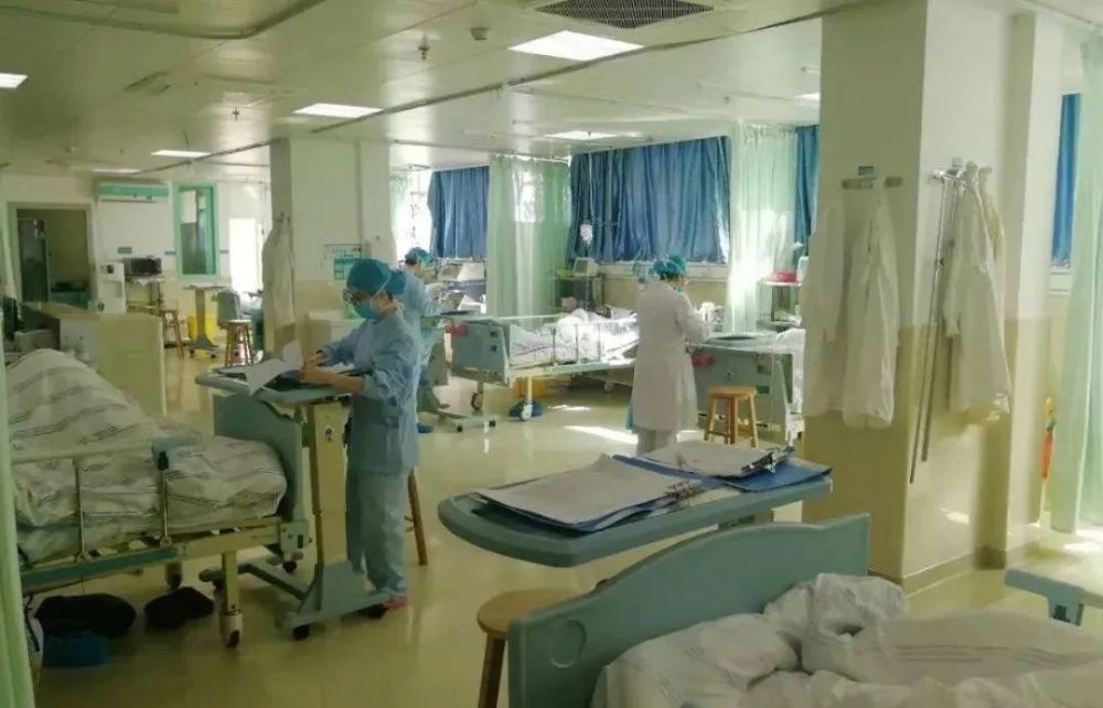 任大哥在家人的陪同下去医院进行检查,结果发现右侧包裹性胸腔积液