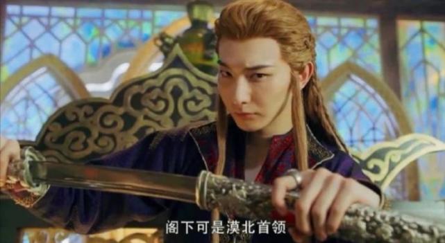 剧中的漠北王是由王瑞昌所饰演,是迪丽热巴所饰演李长歌的舅舅,剧中