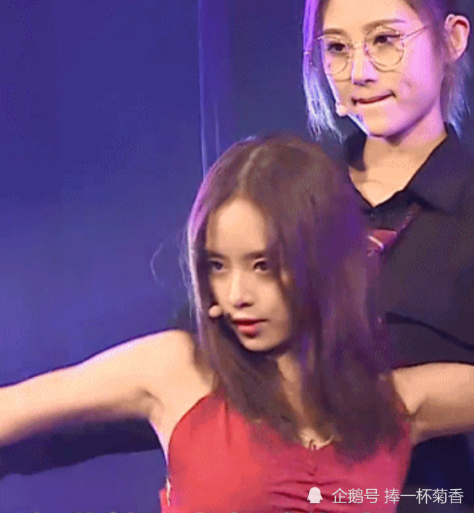 翻版鞠婧祎不止邓歆玥一个,她更似"复制版",看清照片:小鞠接班人