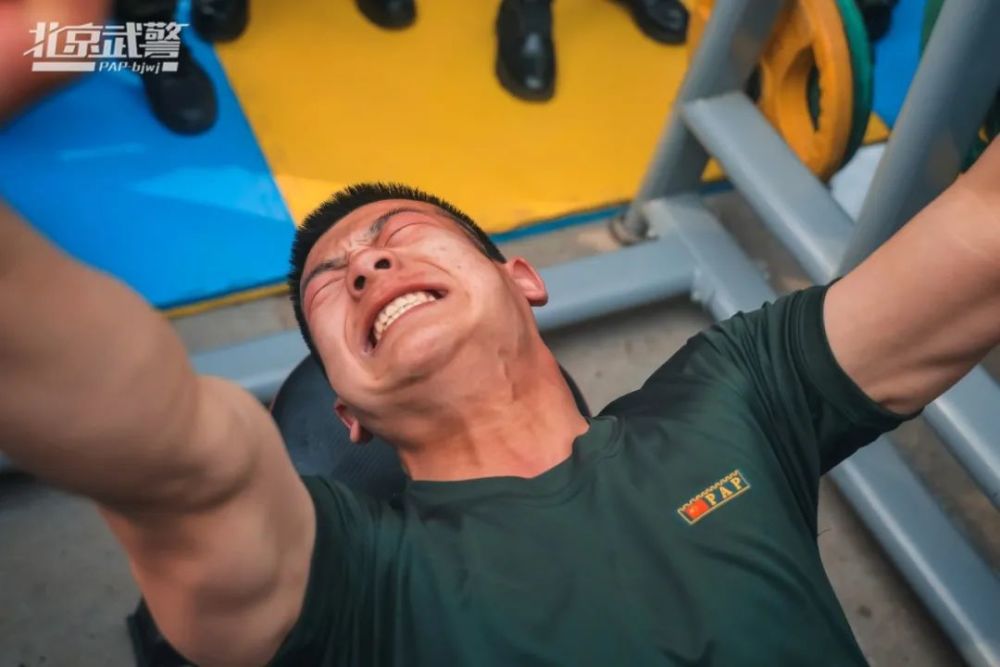 肌肉铠甲"在强军征程中踏浪前行让健身热潮蔚然成风展示中国武警精兵