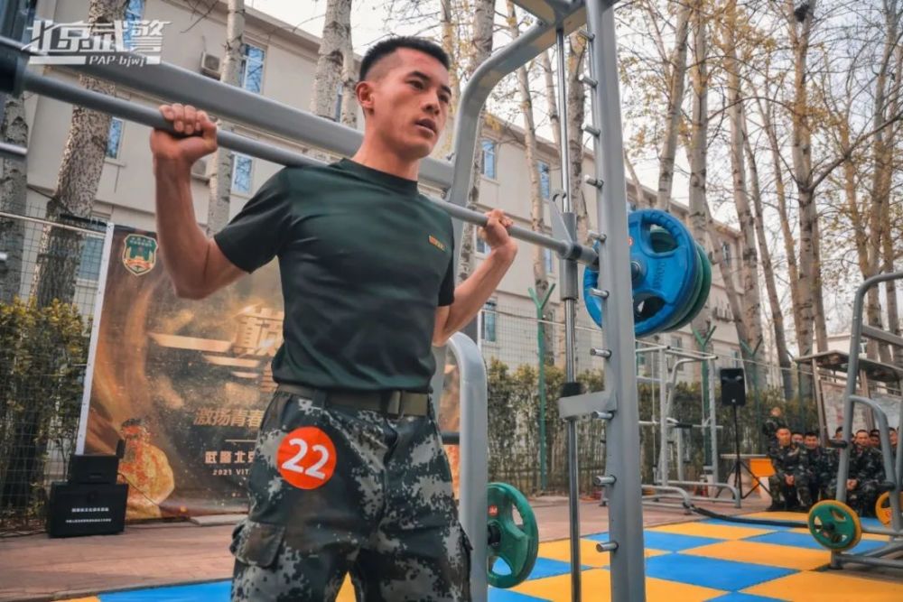 军人生来为战斗"硬汉"与"铠甲"是军人的代名词身披"肌肉铠甲"在强军