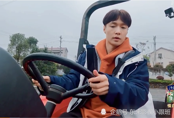 张艺兴开小拖拉机直言很难网友纷纷调侃小狐狸也有被难倒的时候