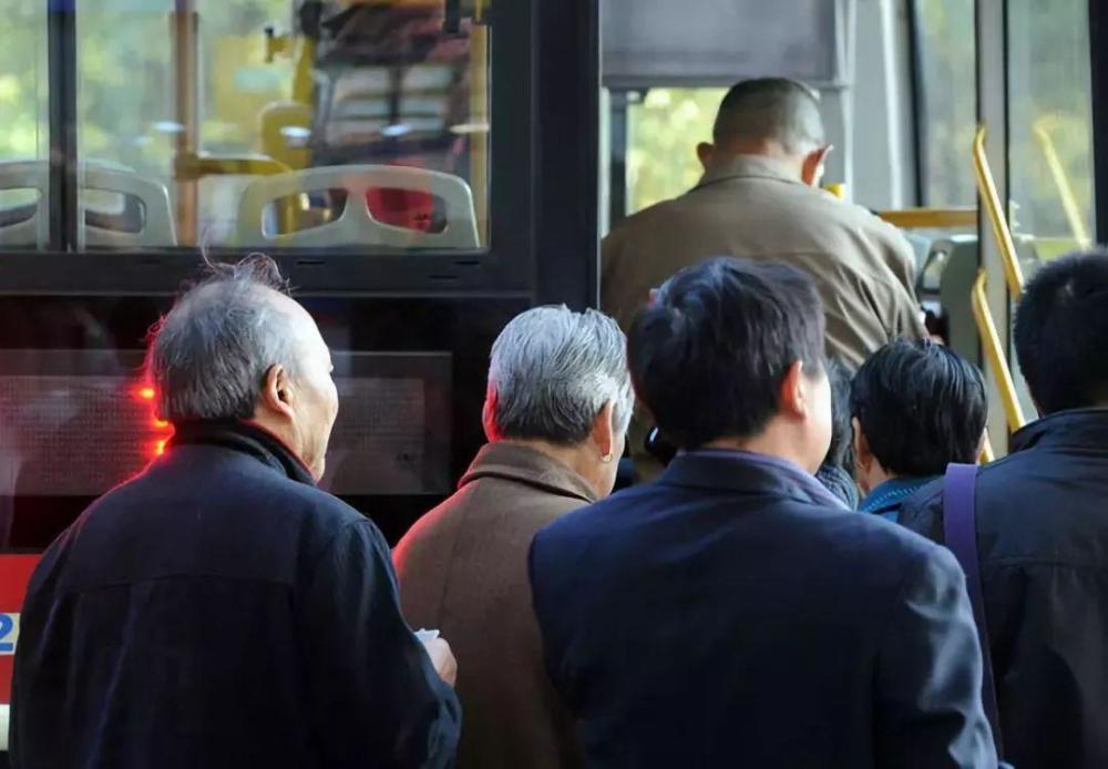 除了乘坐高鐵這些的特殊福利外,老人滿足60週歲以上,還可以辦理一個