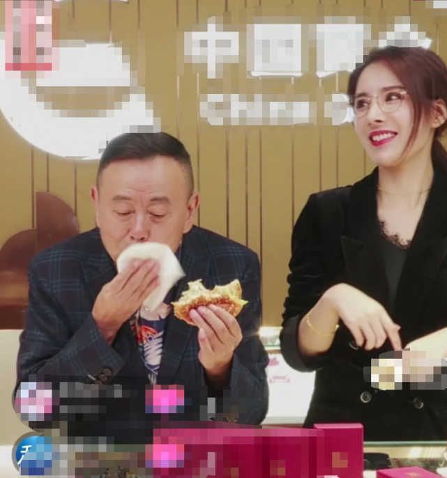 潘长江直播改卖黄金,搭档美女主播带货又翻车,为蹭热度模仿女团
