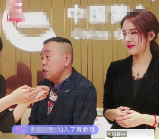潘长江直播改卖黄金,搭档美女主播带货又翻车,为蹭热度模仿女团