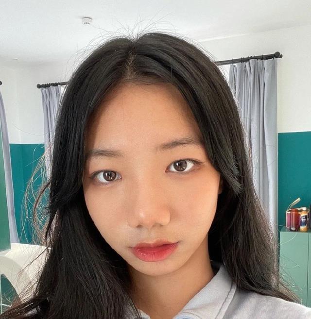 大明星,而是一个15岁的初中生,网络艺名:vicky宣宣观看人数也很夸张