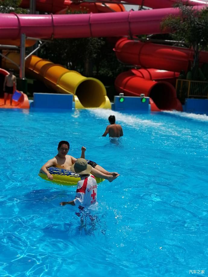 3/水上乐园很远就能看到山顶的弥勒大佛金光四射.