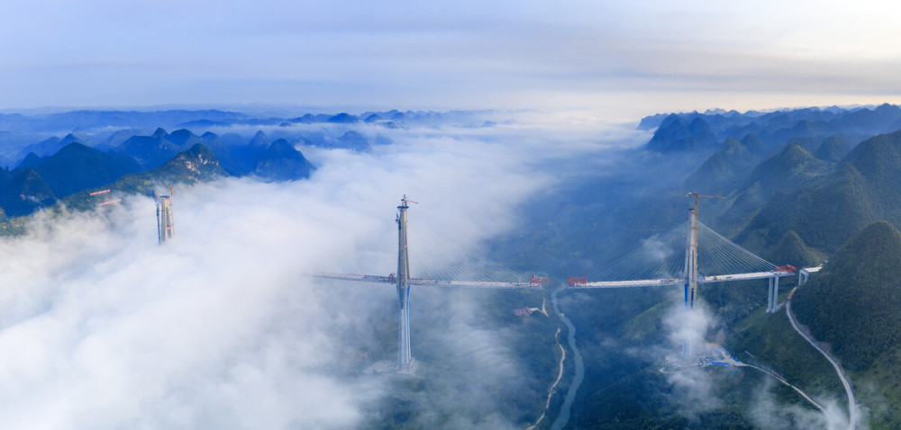 我国再夺世界第一天空之桥横亘云间主塔高332米相当于110层楼