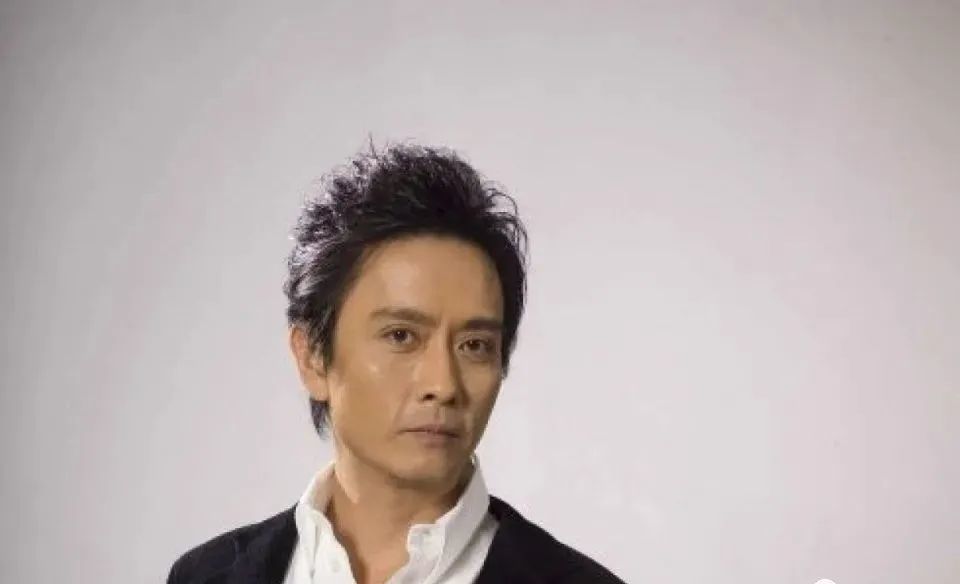 谢君豪一个击败过张国荣的演员为救人毁容现却沦为配角给各大男星当