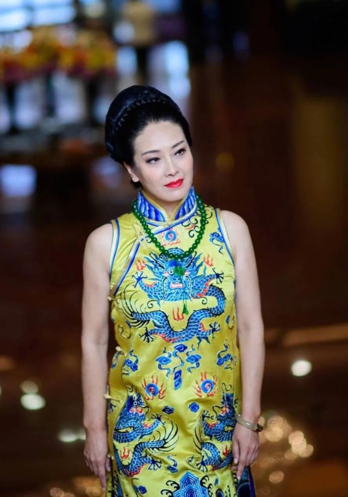 让贾军谊为她抛妻弃女,与他同居八年逼婚未果,她转身嫁给他兄弟