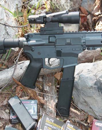 不但换成了045英寸口径还用上了手枪弹匣ar15又一款特殊魔改