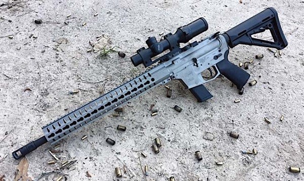 不但换成了045英寸口径还用上了手枪弹匣ar15又一款特殊魔改