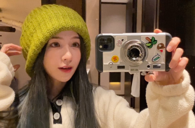 时隔两年周二珂终于直播了素颜出镜不服老透露已恢复自由身