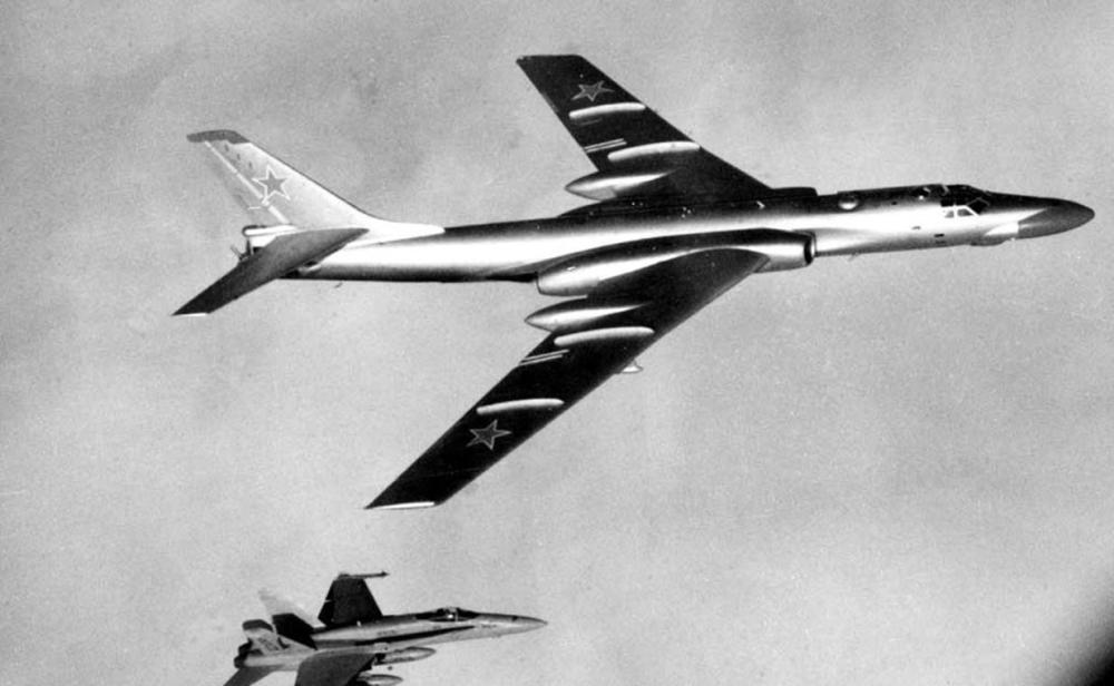 苏联70吨战机从美航母上空贴面飞行想再来一把却扎进了海里