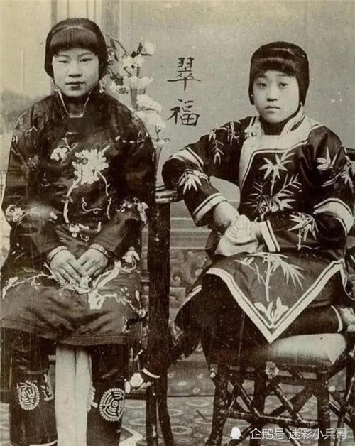 镜头下真实的晚清乞丐衣衫褴褛地主小老婆盘着二郎腿摆阔