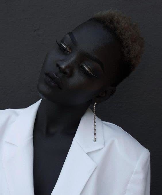 世界最美的黑人女模特连牙龈和嘴唇都是黑色但却美得惊艳众人