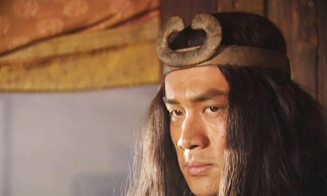 武松身高八尺,比一般人要高;武松力大如神,能抛起四五百斤的大石,而且