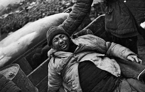 龙云飞苗族人,1886年出生于湘西凤凰县山江镇.