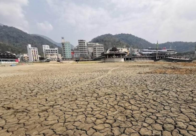 广东福建要下雨了 局地暴雨 日月潭又现178年前墓碑 有多干