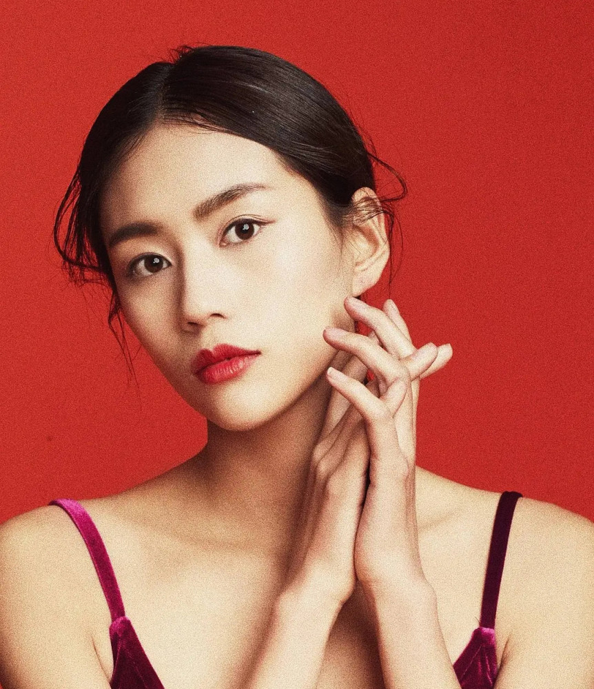 张艺谋眼光毒辣新谋女郎飞凡气质独特长相美艳与倪妮撞型