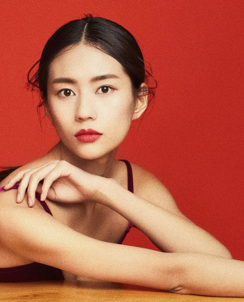 张艺谋眼光毒辣新谋女郎飞凡气质独特长相美艳与倪妮撞型