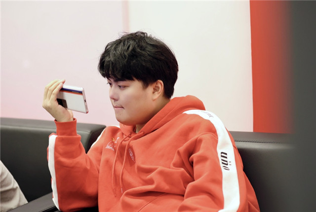 笑影墨子梦回秋季赛前两局笑影发挥不佳,虽然kda数