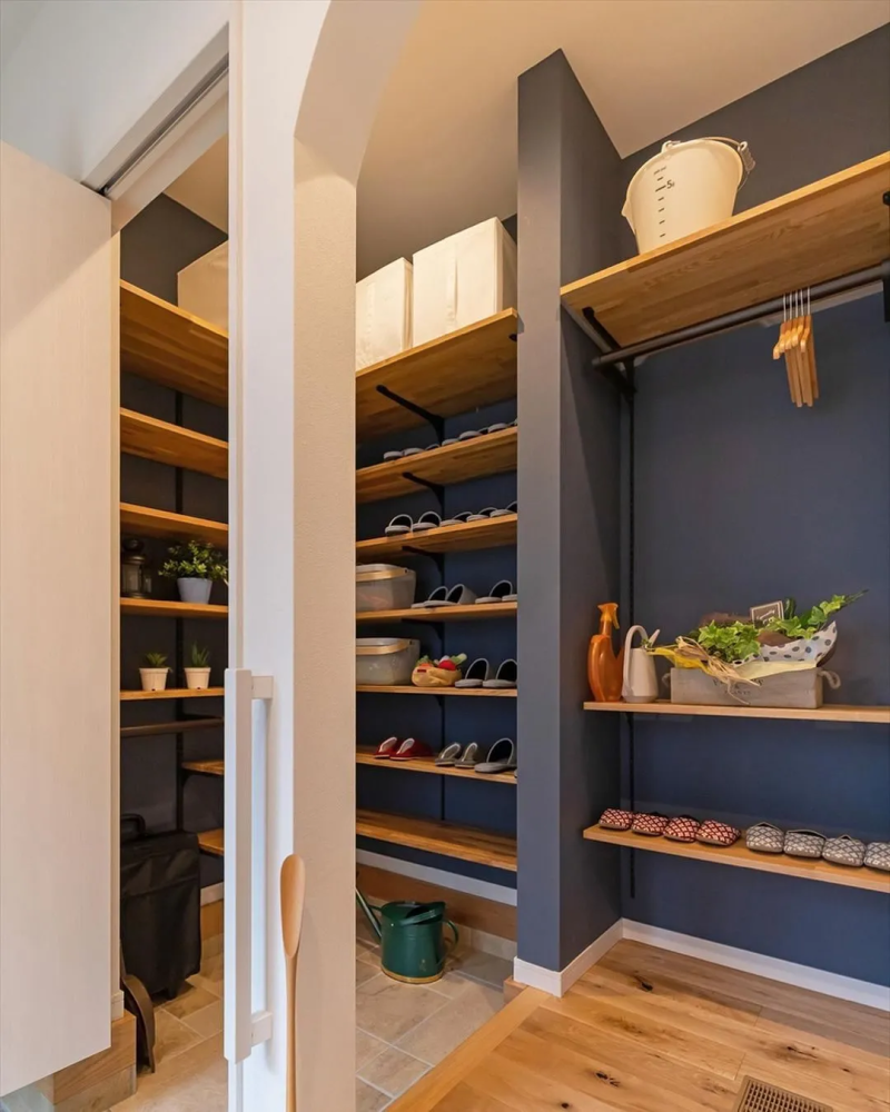 1㎡走入式储藏室太好用榨出10倍收纳吸尘器行李箱都搞定