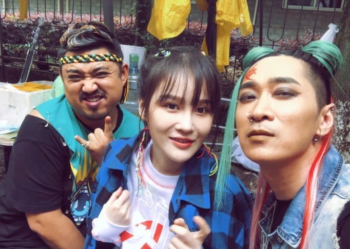 赵本山女儿球球街边献唱白腿反光超抢镜瘦成纸片人脸巴掌大