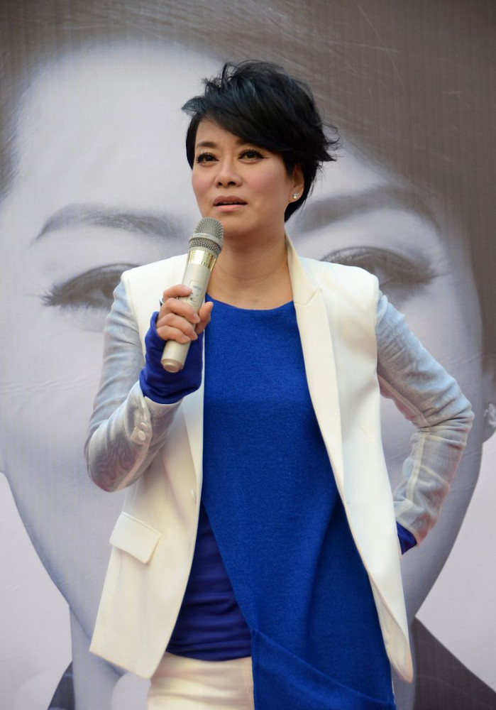 毛阿敏的私服时尚不失韵味穿黑色民族风外套潇洒不羁