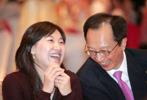 伏明霞被传离婚?大26岁富商老公否认,两人恩爱不输郭晶晶霍启刚