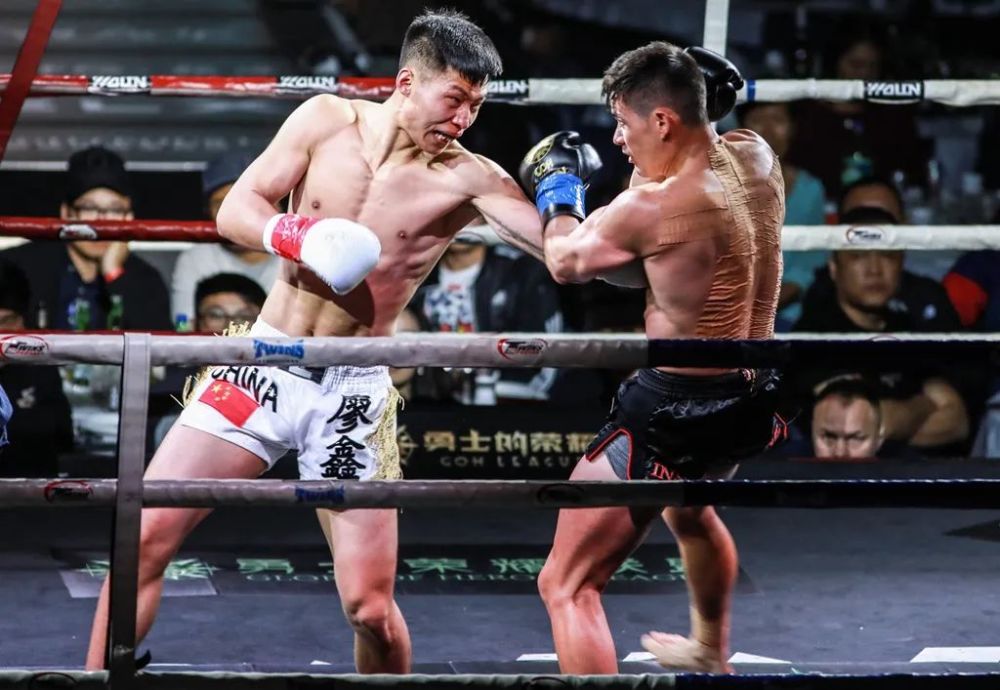 3分钟重击对手7次 16个月后终于重获ko喜极而泣 这场比赛太精彩!