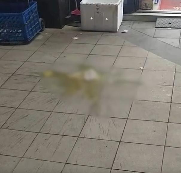 成都一小区有人高空扔粪便市民持续了一个来月多次报警