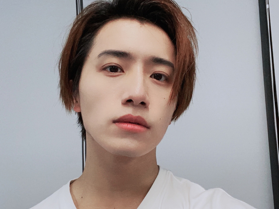 白色系老板内涵旗下艺人,伯远成团出道后,他成了公司"弃子"_腾讯新闻