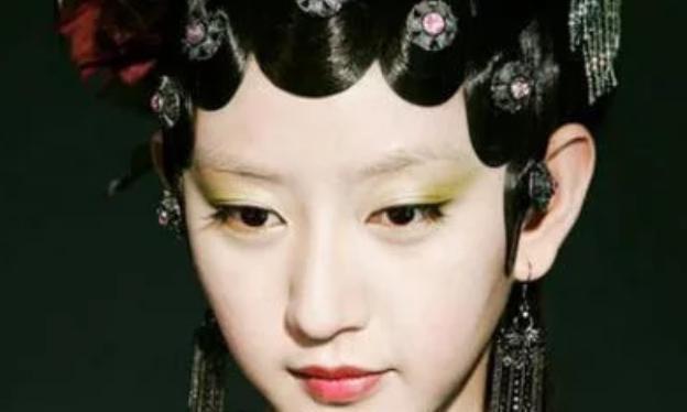 其实唐一菲本该有着非常好的发展前景的,但她却为了婚姻搭上了自己的